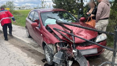 Переламані кістки і зім'ятий метал: біля Тернополя автомобіль влетів в огорожу