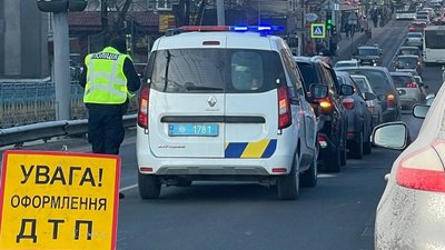 Зіткнулися чотири автомобілі: через масштабну ДТП у центрі Тернополя утворився затор