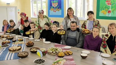 На Шумщині переселенців частували дерунами та кльоцками