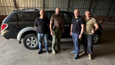 Сергій Надал на фронті передав воїнам 105 бригади ТРО автомобіль та квадрокоптери