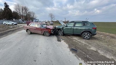 Водій ВАЗу протаранив автоцистерну і позашляховик