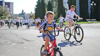 Учні та вчителі міста крутили педалі, аби зібрати кошти на дрони. ФОТО