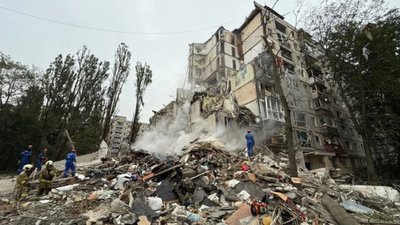 Ворожа ракета влучила у багатоповерхівку в Києві, обвалився цілий під'їзд: під завалами шукають людей