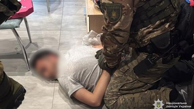 Озброєного іноземця затримали у Тернополі. ВІДЕО