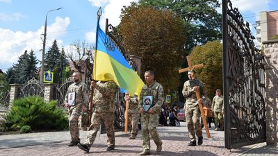 Зі сльозами на очах і навколішки: у Чорткові зустріли двох загиблих Героїв. ФОТО