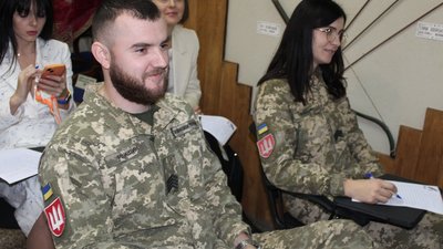 Військові, патрульні, священники: як тернополяни писали радіодиктант єдності. ФОТО