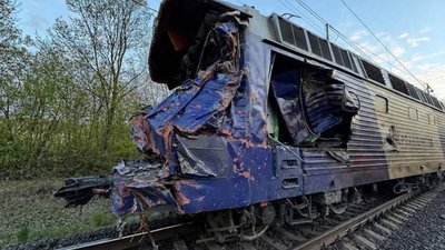 Потяг Київ-Ужгород зіткнувся з автокраном і зійшов з рельсів на заході України