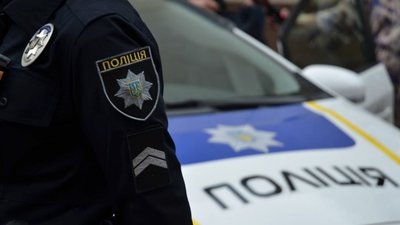 Патрульні повернули жінці сумку, яку вона залишила на зупинці. ВІДЕО