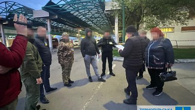 Мав доступ до електронних підписів: банкір з Тернопільщини допомагав ухилянтам втекти закордон