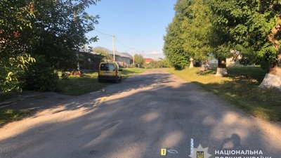 Біля Тернополя автомобіль переїхав чоловіка: його госпіталізували із важкими травмами