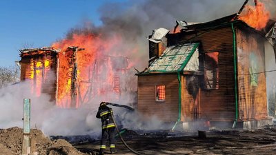 Залишилася купка попелу: вогонь знищив дерев'яну церкву на Тернопільщині. ВІДЕО