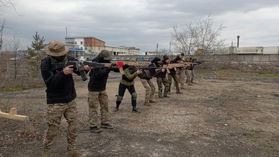 "Окупант непередбачуваний. Всяке може бути": у Тернополі молодь вчиться володіти зброєю і штурмувати будівлі