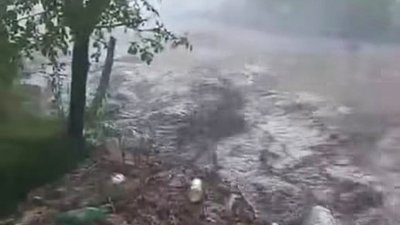 Потік брудної води зносив усе на своєму шляху: сільська вулиця перетворилася на бурхливу річку. ВІДЕО