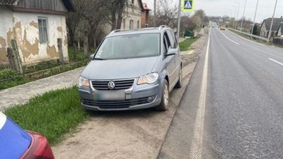 На львівській трасі зупинили два автомобілі, які перебували у розшуку. ФОТО