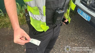 Встромив у кишеню 200 доларів: п'яний водій хотів підкупити патрульних