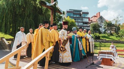 На набережній освятили воду і благословили тернополян. ФОТО