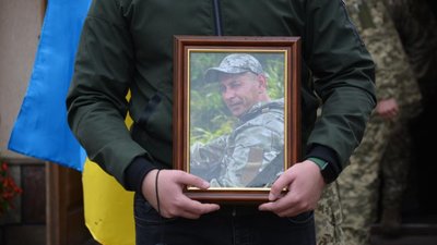 Плакала згорьована родина, плакало небо: на Тернопільщині попрощалися із Героєм Володимиром Гарником. ФОТО