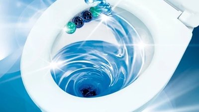 "Синя вода має бути у морі": у водоканалі розповіли, чому кольорові блоки для унітазу шкодять довкіллю