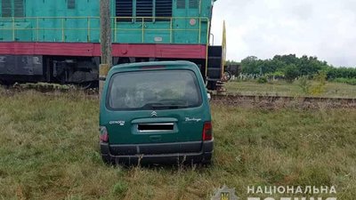 На Тернопільщині автомобіль зіткнувся з потягом. ФОТО