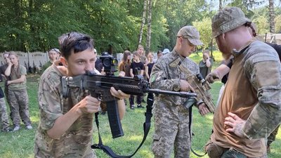Вправлятися зі зброєю та надавати медичну допомогу будуть вчити у парку Шевченка