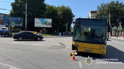 У Тернополі маршрутка потрапила в ДТП: травмувалася пасажирка