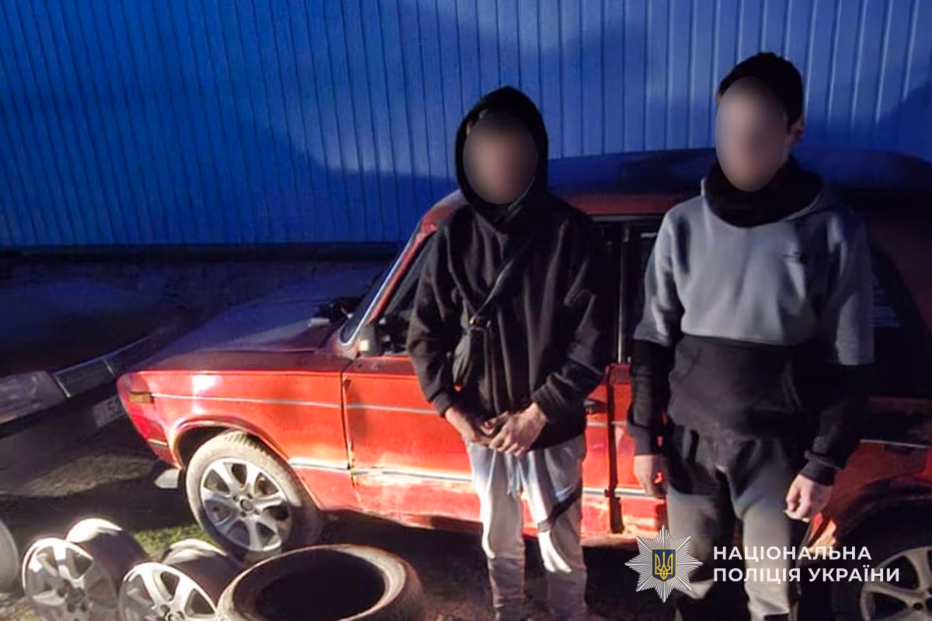 Залізли через дах, знявши шифер: двоє підлітків обікрали склад автозапчастин