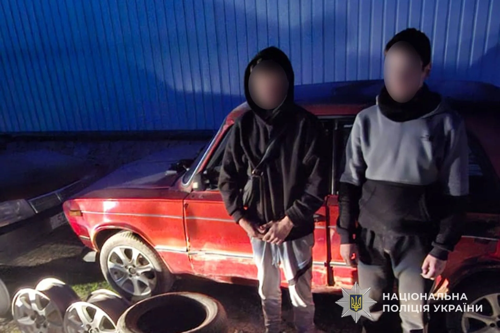 Залізли через дах, знявши шифер: двоє підлітків обікрали склад автозапчастин