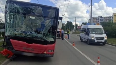 У Тернополі маршрутний автобус збив електроопору: є потерпілі