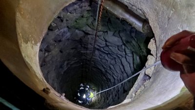 Тіло чоловіка дістали з глибоченного колодязя на Тернопільщині. ФОТО