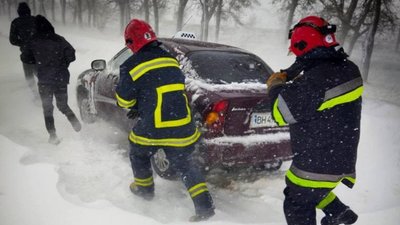 Зупинені котельні, зачинені дитсадки, перекриті дороги: в одному з міст України - сніговий апокаліпсис. ВІДЕО