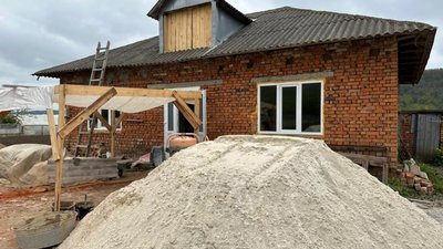 На Тернопільщині односельці будують дім для чоловіка, котрий втратив на війні обидві ноги