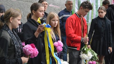 Пролунав останній шкільний дзвоник: на Тернопільщині прощаються із загиблим на війні вчителем. ФОТО