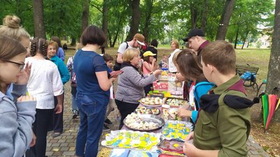 Пластуни влаштували солодкий ярмарок, аби купити дощовики для захисників. ФОТО