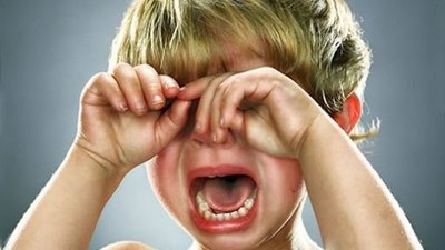 Проколола голкою око власній дитині: як покарали горе-матір