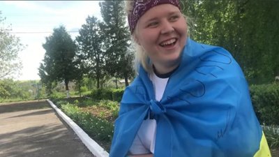 Сітку сплела сама: 17-річна дівчина з Маріуполя облаштувала на Тернопільщині волейбольний майданчик. ВІДЕО