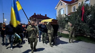 Сотні людей востаннє провели Героя до рідного дому: у селі біля Тернополя зустріли тіло загиблого бійця. ФОТО