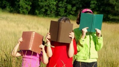 В місті, виявляється, ще є діти, які читають книжки!