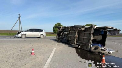 В салоні було 18 пасажирів, є травмовані: пасажирський бус перекинувся на Тернопільщині
