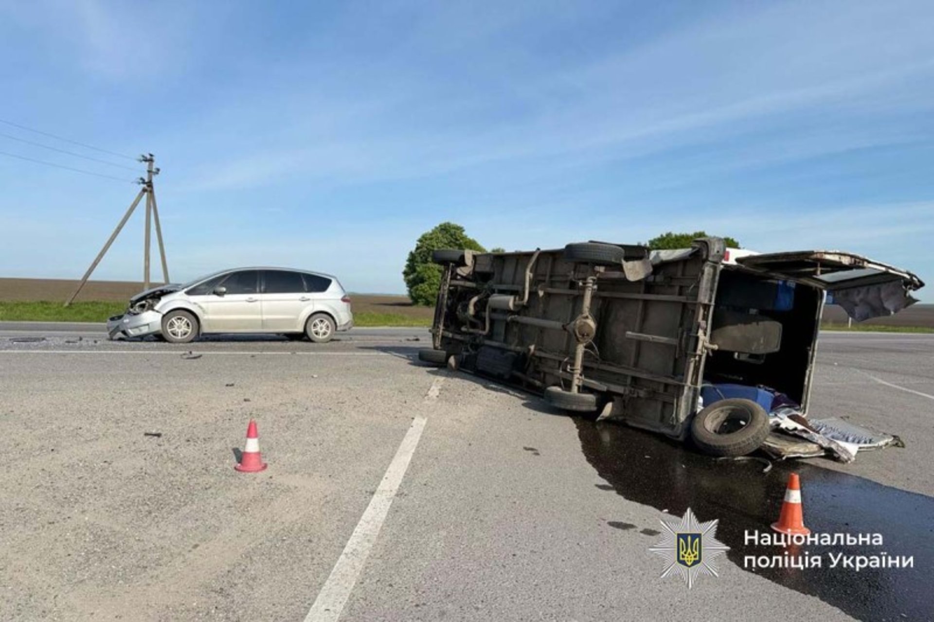 В салоні було 18 пасажирів, є травмовані: пасажирський бус перекинувся на Тернопільщині