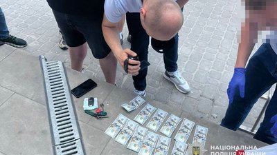 Обіцяв за три тисячі доларів зробити пацієнта інвалідом: на хабарі спіймали лікаря-інтерна