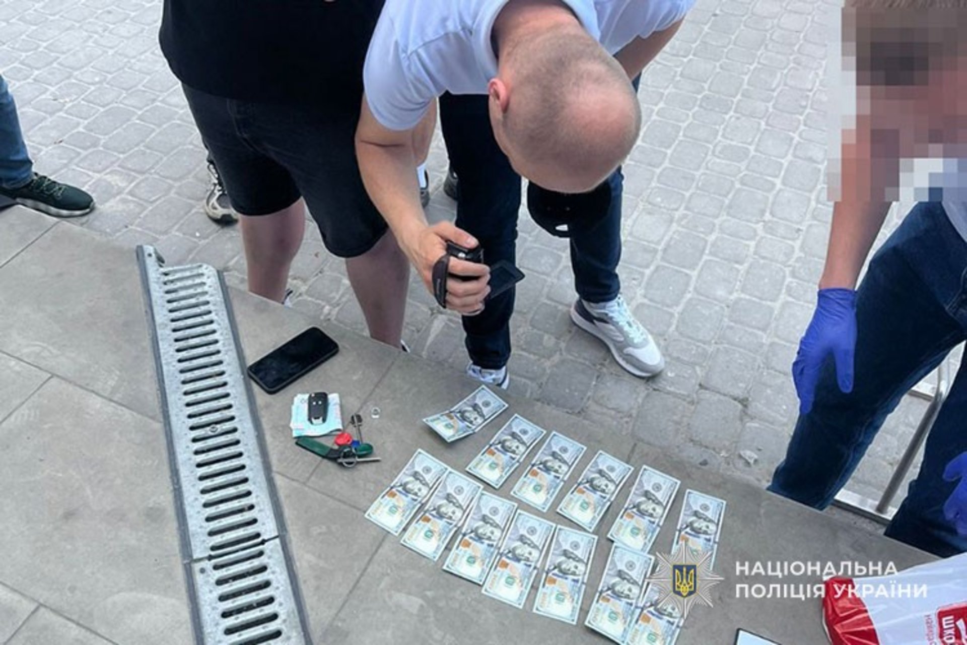 Обіцяв за три тисячі доларів зробити пацієнта інвалідом: на хабарі спіймали лікаря-інтерна