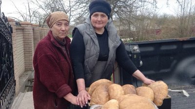 У кожній хлібині - молитва: жінка з Тернопільщини випікає у печі хліб для бійців. ВІДЕО