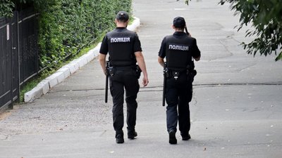 Лежав у калюжі крові: моторошна знахідка у дворі будинку