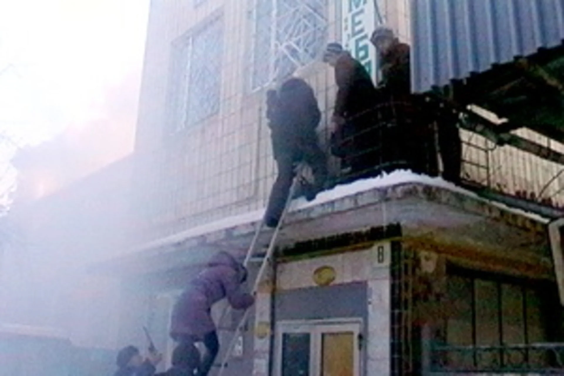 Люди втікали від вогню через вікна на другому поверсі. Фото