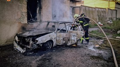 У Тернополі горів автомобіль: вогонь перекинувся на житлову будівлю