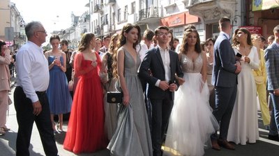 Тернополем пройшов парад випускників. ФОТОРЕПОРТАЖ