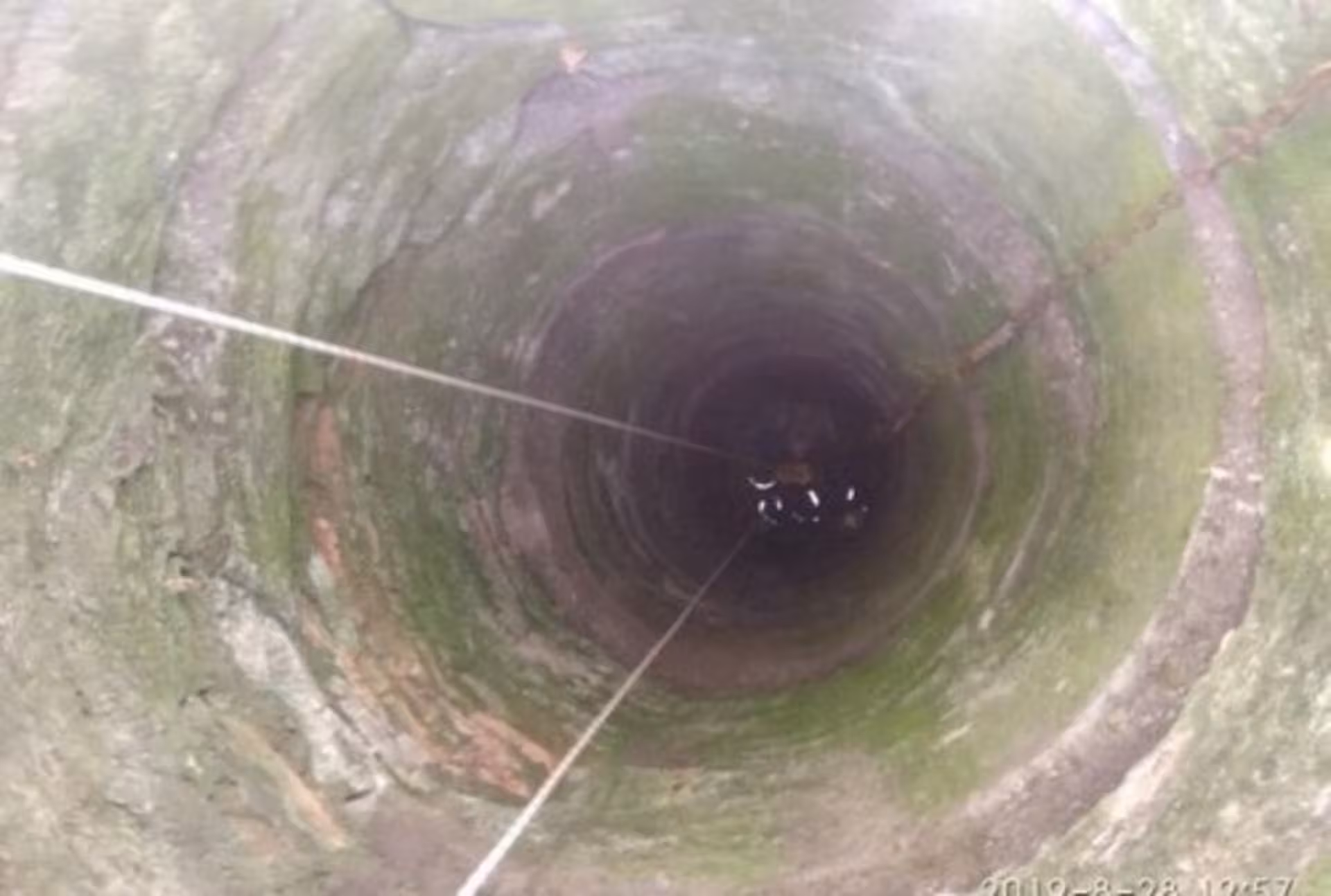 Жінка впала у криницю завглибшки вісім метрів: її витягли сусіди