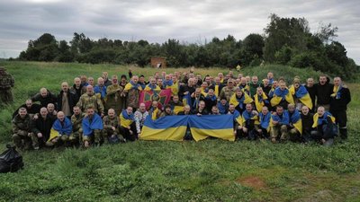 "Чи дитина їла, чи він там живий…": мати звільненого з полону бійця розповіла про пережите