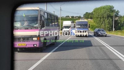 Біля "голої баби" не поділили дорогу рейсовий автобус і вантажівка. ФОТО
