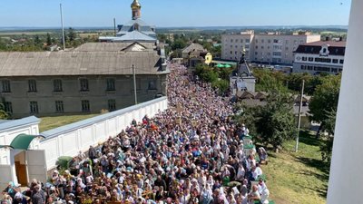 До Почаївської Лаври попри заборону прибули близько 30 тисяч прихильників УПЦ МП